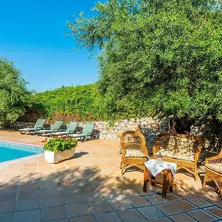 Villa Spacious With Private Pool In *