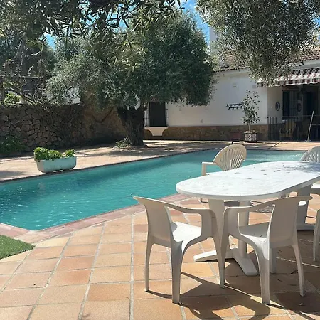 Villa Spacious With Private Pool In *